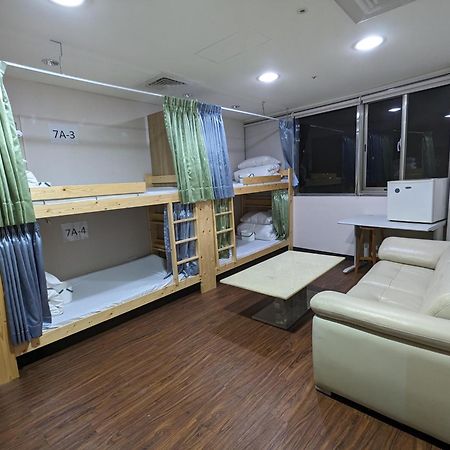 Hey Bear Capsule Hotel Тайбэй Экстерьер фото